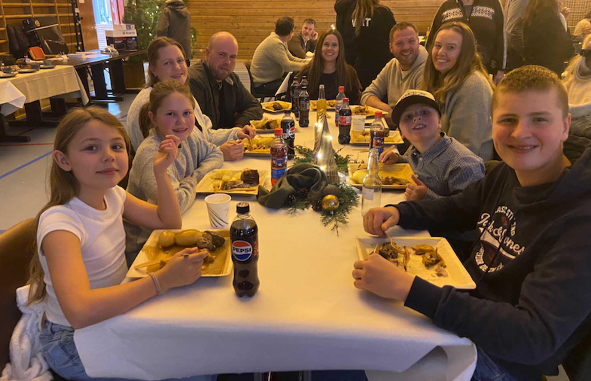 Det smakte kjempegodt! Fv: Sanna Vistvik Thorkildsen (10), Marike Åreskjold (11), Berit Åreskjold (41), Toralf Åreskjold (42), Margrethe Vistvik (42), Ståle Jørgensen (41), Therese Jørgensen (39), Ole Åreskjold (9), Gustav Åreskjold (14). Alle bor på Hommersåk/Riska.