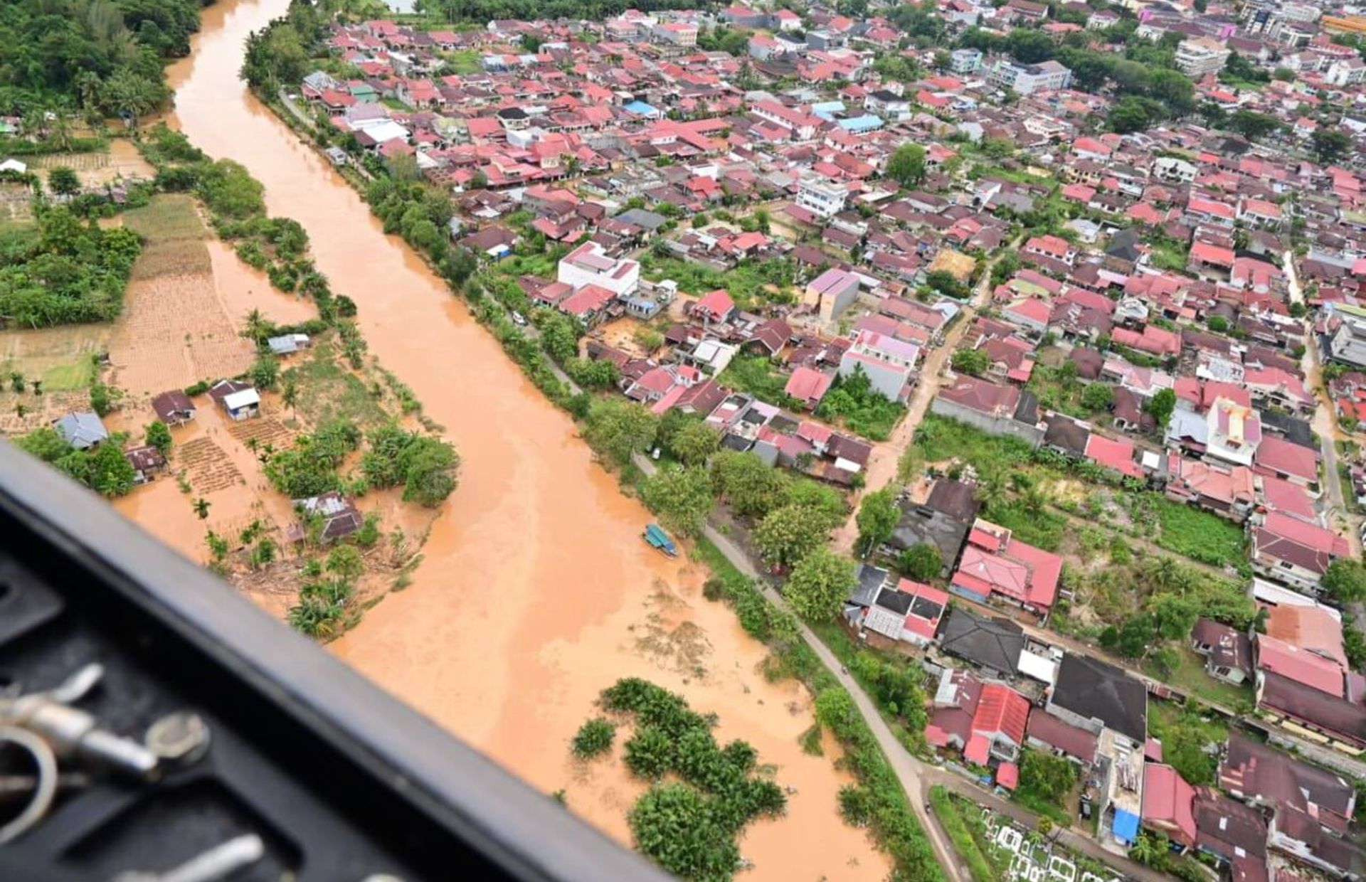 Biletet visar flaumen som har råka Vest-Sumatra i Indonesia. Misjonssambandets utsendingar og lokale medarbeidarar bistår med naudhjelp.