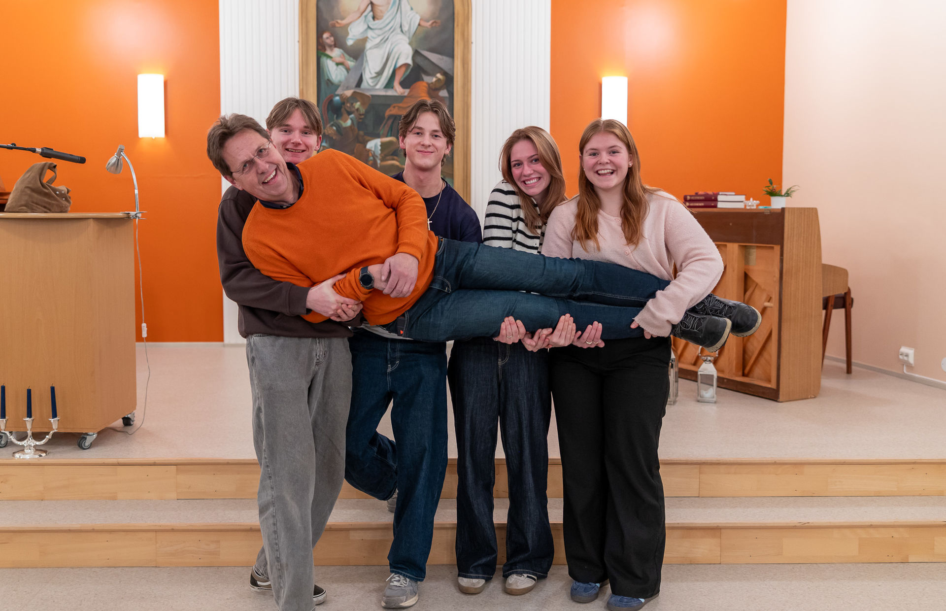 Elevene reiser sammen med forkynner Oskar Nordbø, ansatt i region nordvest. 