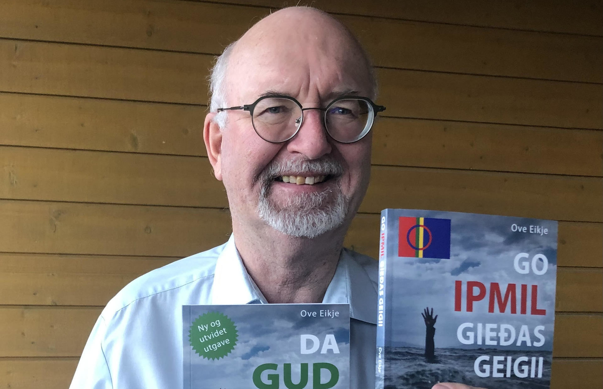Forfatter Ove Eikje med boken på norsk og nordsamisk.