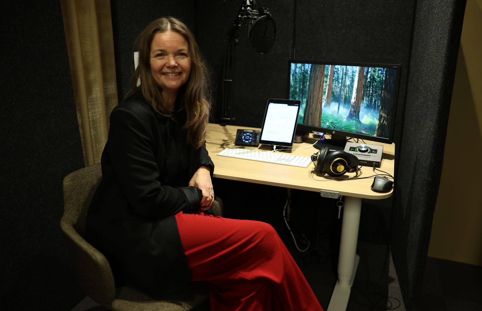 Helene Fagervik i Bibelselskapet sitt studio i Oslo. Her skal 2024-Bibelen leses inn som lydbok.