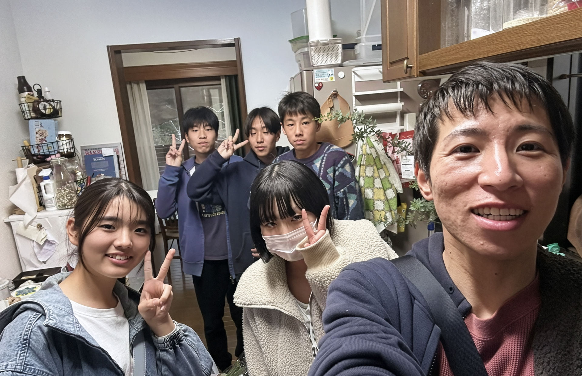 Yushi (fremst på bildet) og en gjeng ungdommer lager middag før et bibelstudium.