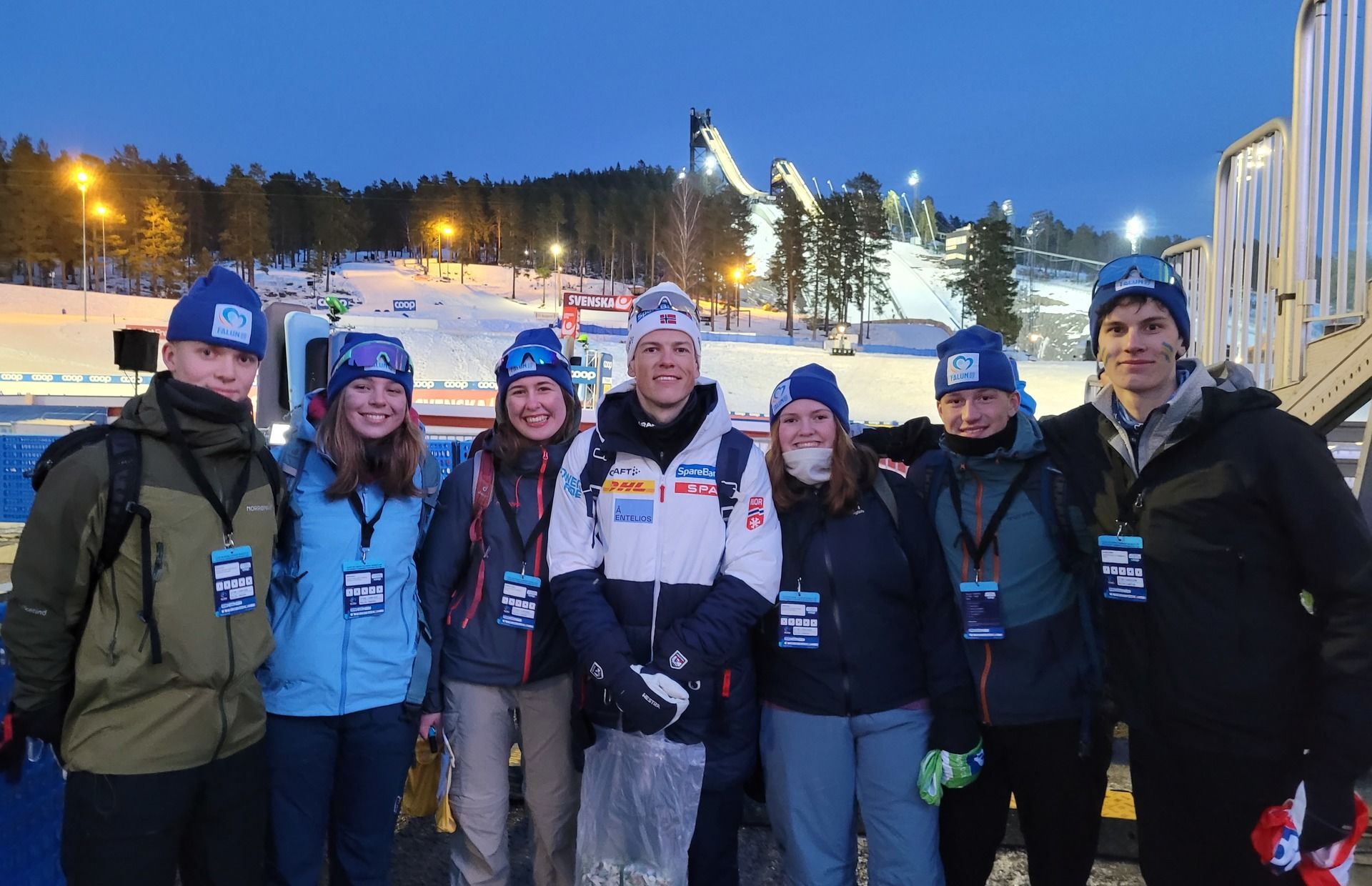 Elever frå Vestborg saman med tidenes OL-medalje vinner, Johannes Høstflot Klæbo, i Falun forrige helg. FV: David Fiskerstrand, Ingrid-Elise Aaberg, Kornelia Lillestøl, JHKlæbo, Laura Olivie Slørdal, David Lundanes og Leander Nygaard.