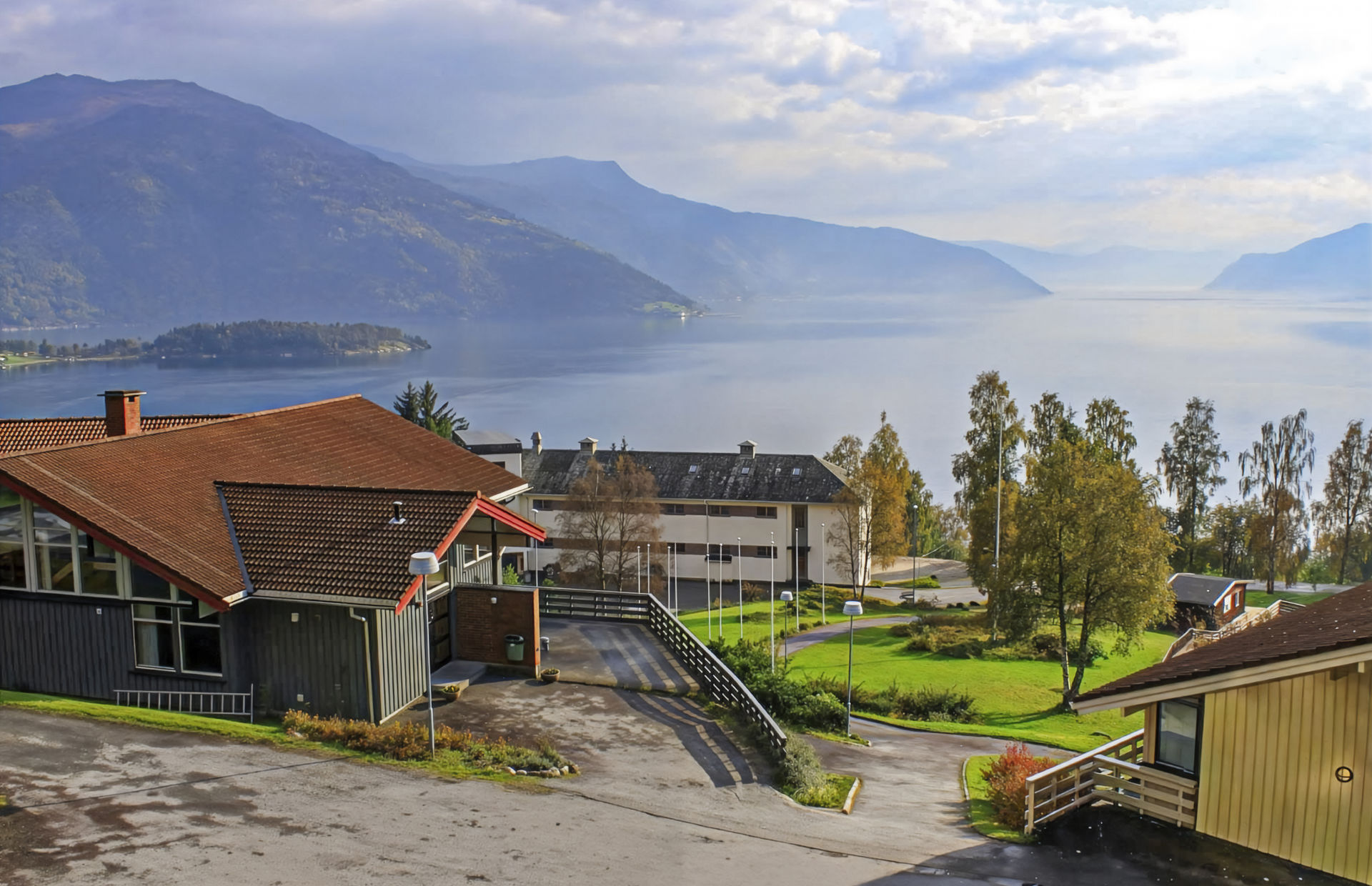Sygna vgs har god utsikt til Sognefjorden