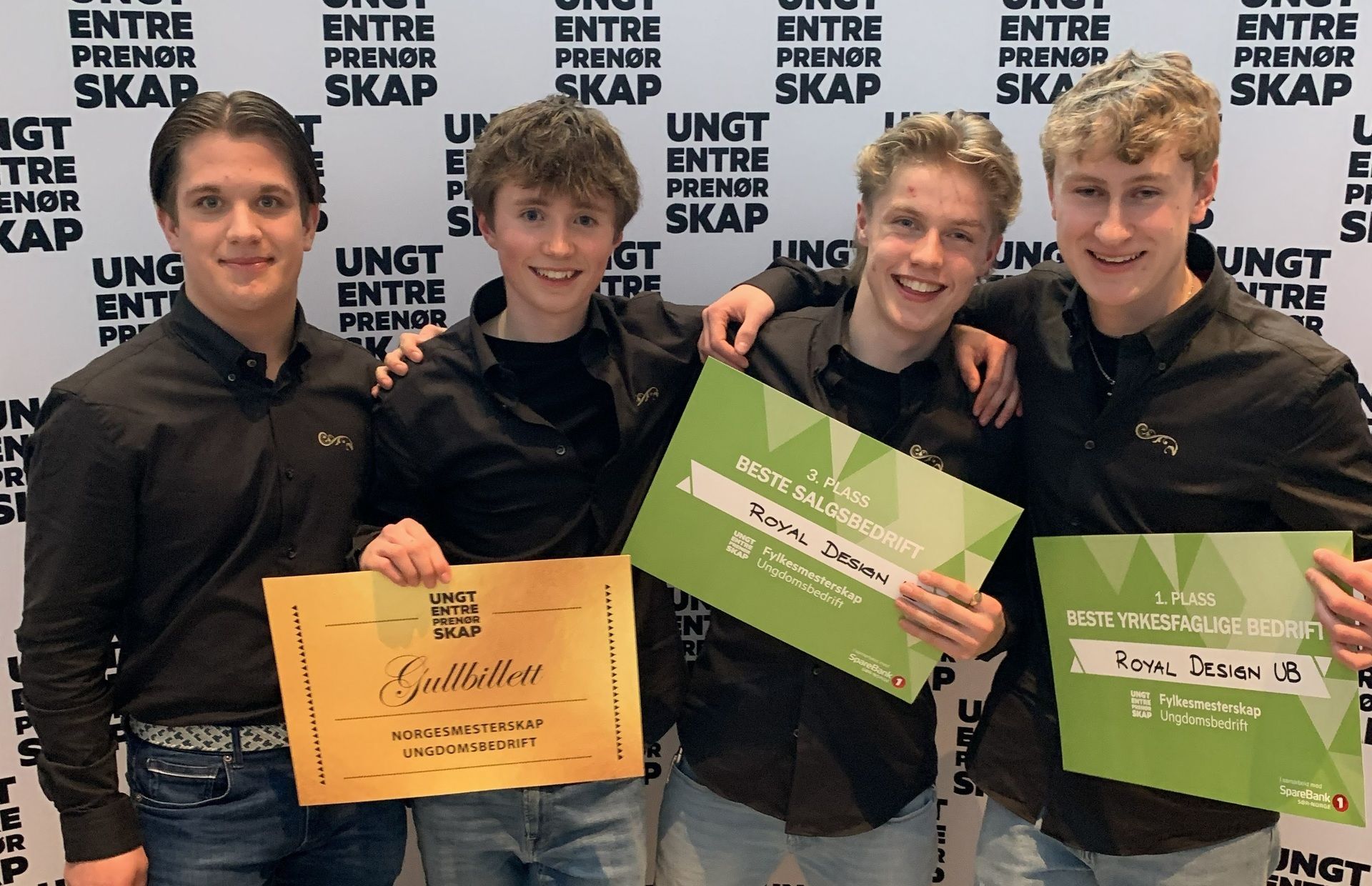 Guttene i Royal Desin med gullbilletten til NM, FV André Aarsvoll, Sander Voll, Leander Helle, Ole Nærland, ikke tilstede Sondre Klippen