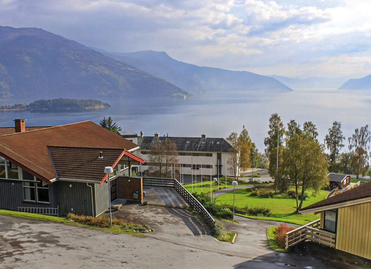 Ein skule i vakre omgivnadar