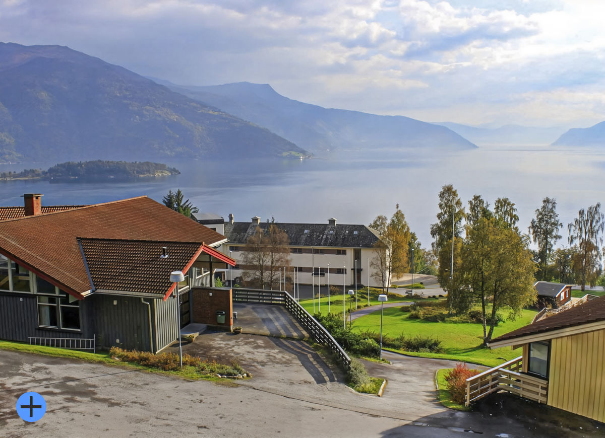 Ein skule i vakre omgivnadar