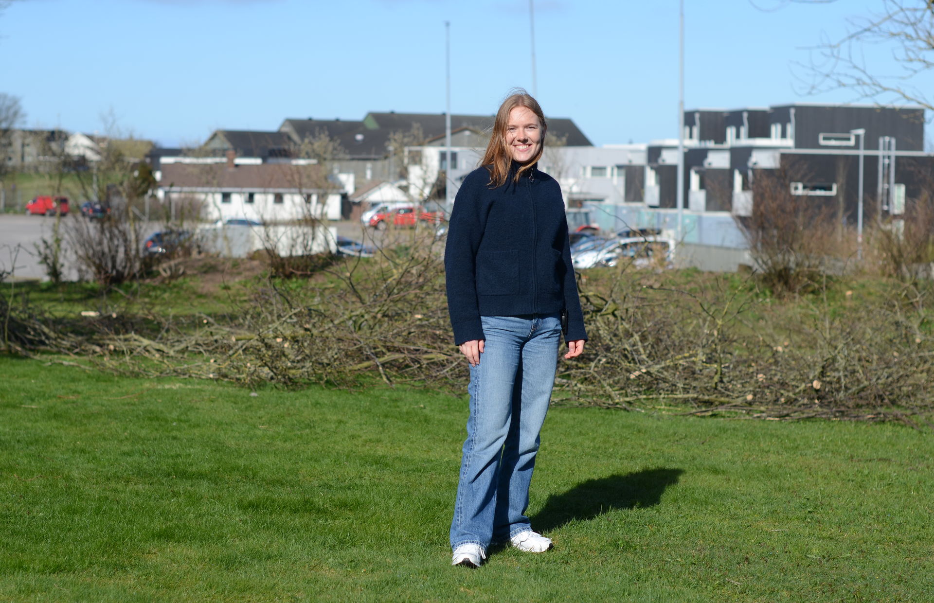 Internatleiar Torill Bjelland på plenen der Tryggheim skal få nytt internat.