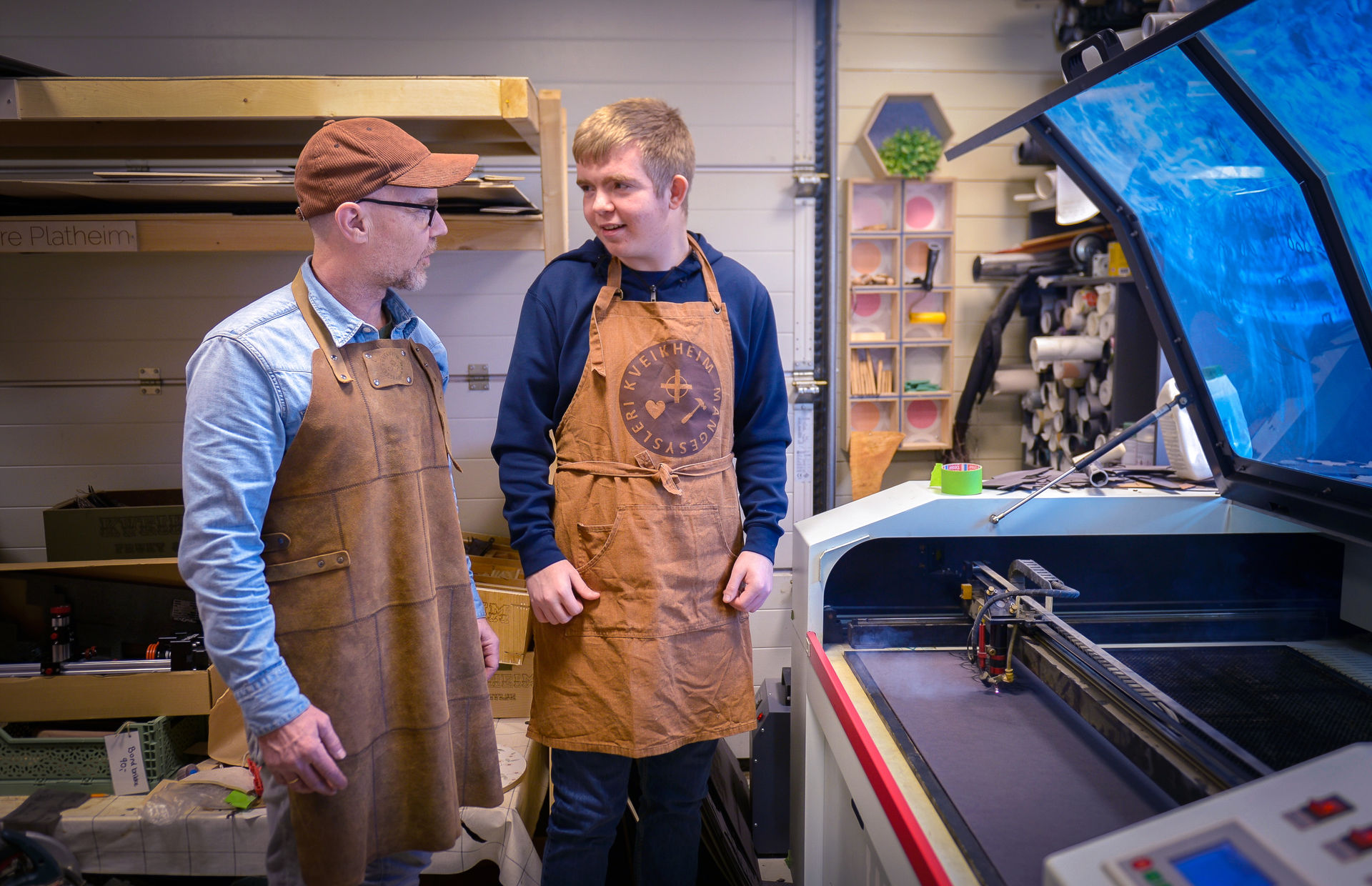 Lærer Knut Handeland og Noah Pedersen (17) har kontroll på lasermaskinen 