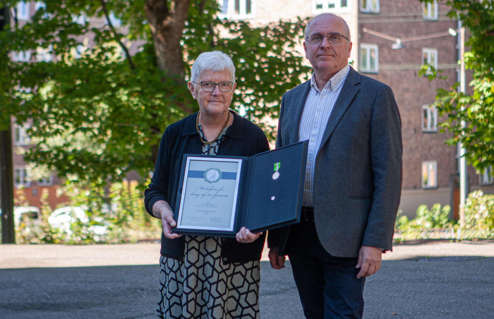 Anne Grethe Kviserud fikk overrakt Norges Vels fortjenestemedalje og diplom for lang og tro tjeneste fra generalsekretær Gunnar Bråthen.