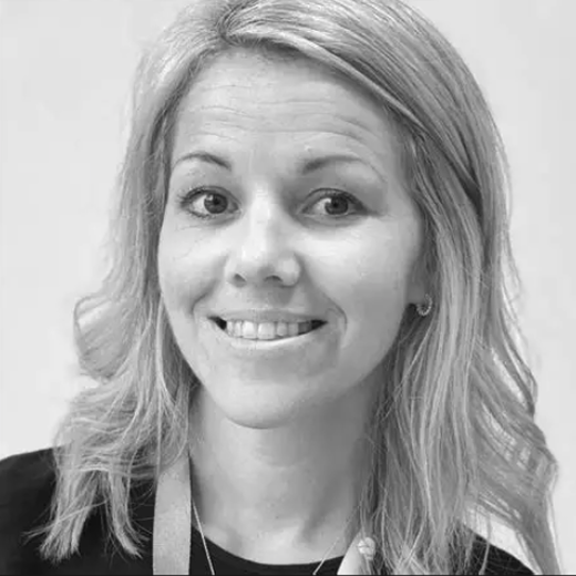 Inger Elisabeth Koch, rektor på Norheim videregående skole, takker for gaven.
