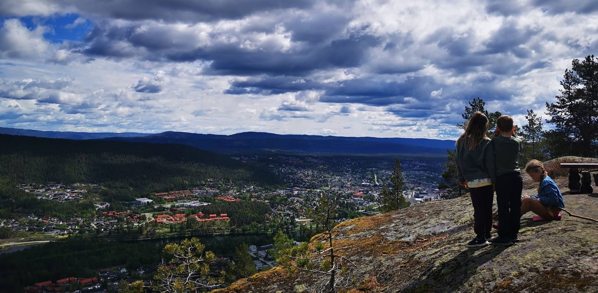 Gudstjeneste søndager kl. 12:00