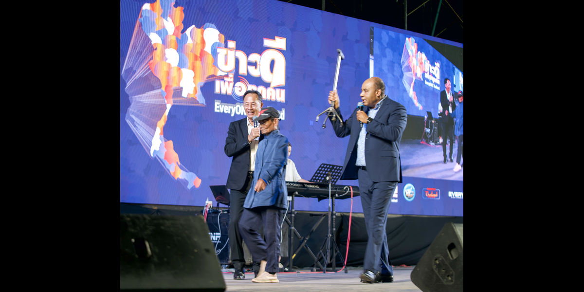 A man fell and broke his knee, and he needed to walk with crutches. Doctors put a piece of metal there. Now he does not need crutches any longer!