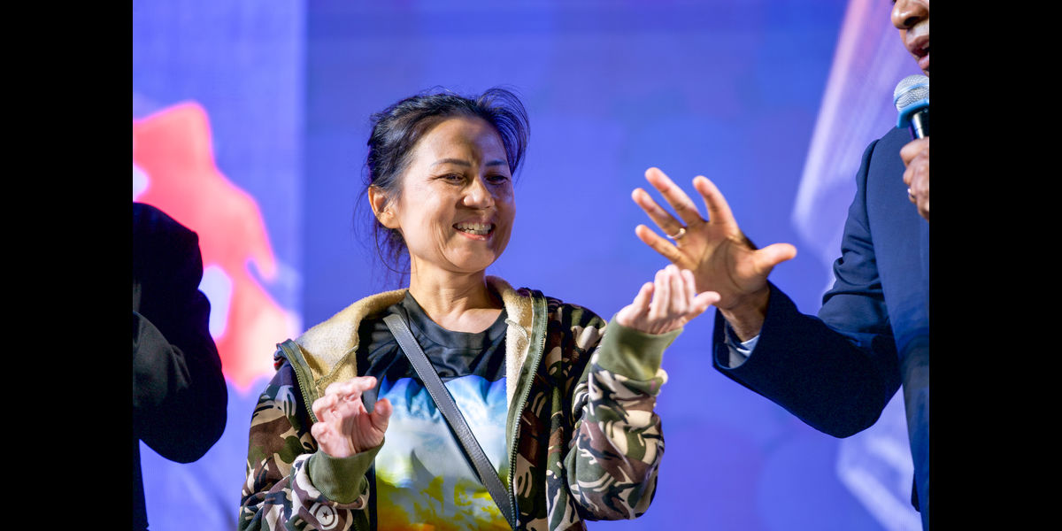 A lady was watching the live stream in Bangkok on the previous night. She had pain and swelling in her fingers. She was completely healed and drove six hours to Buriram to testify about this miracle!