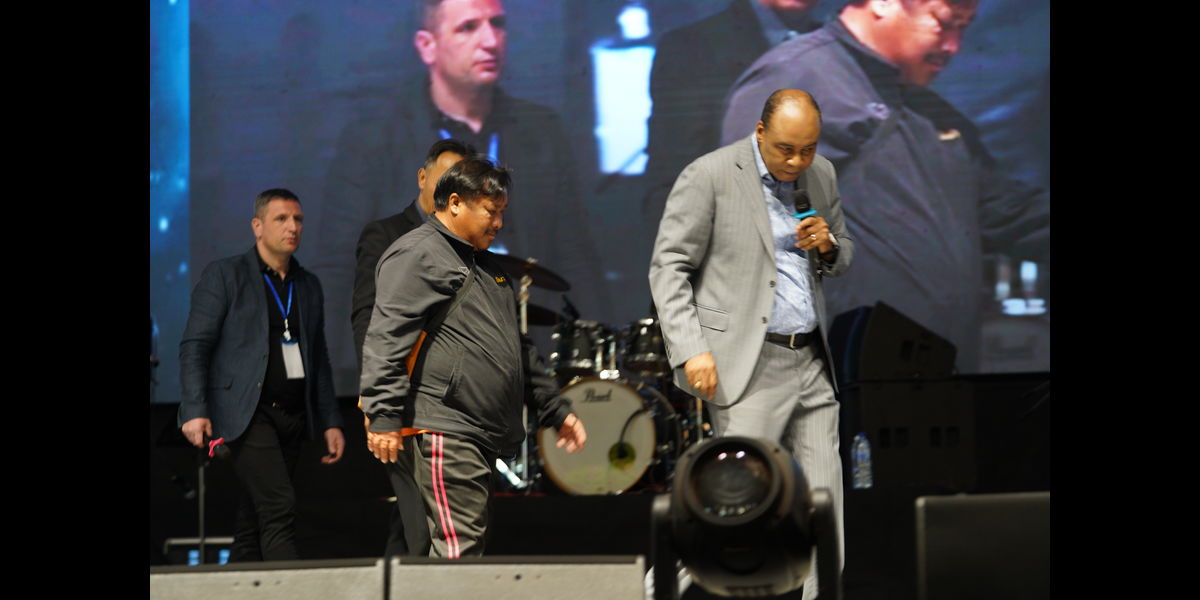 A man had paralysis in the right side of his body. He felt somebody’s hand touched him during the prayer, although there had been nobody around, and he got healed.