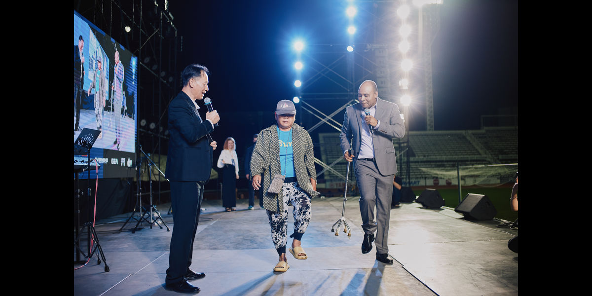 A woman lived with severe pain for five years and could walk only with a walker. After God had touched her, the pain left her and she began to walk freely!