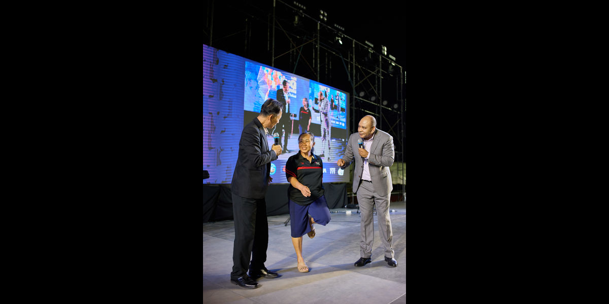 A woman who had been unable to bend her knees for five years attended the Miracle Night on the previous day. After God had touched her, she could bend her knees freely!