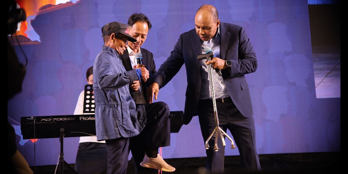 A man fell and broke his knee, and he needed to walk with crutches. Doctors put a piece of metal there. Now he does not need crutches any longer!