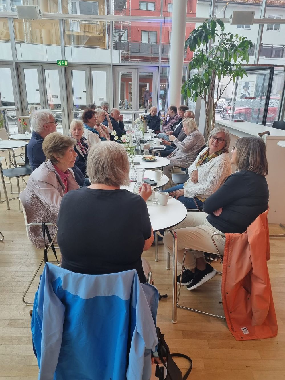 Siste slagkafe før sommerferien! Det møtte til sammen 20 medlemmer til et hyggelig og uformelt treff. Ønsker alle våre medlemmer en fin sommer.
