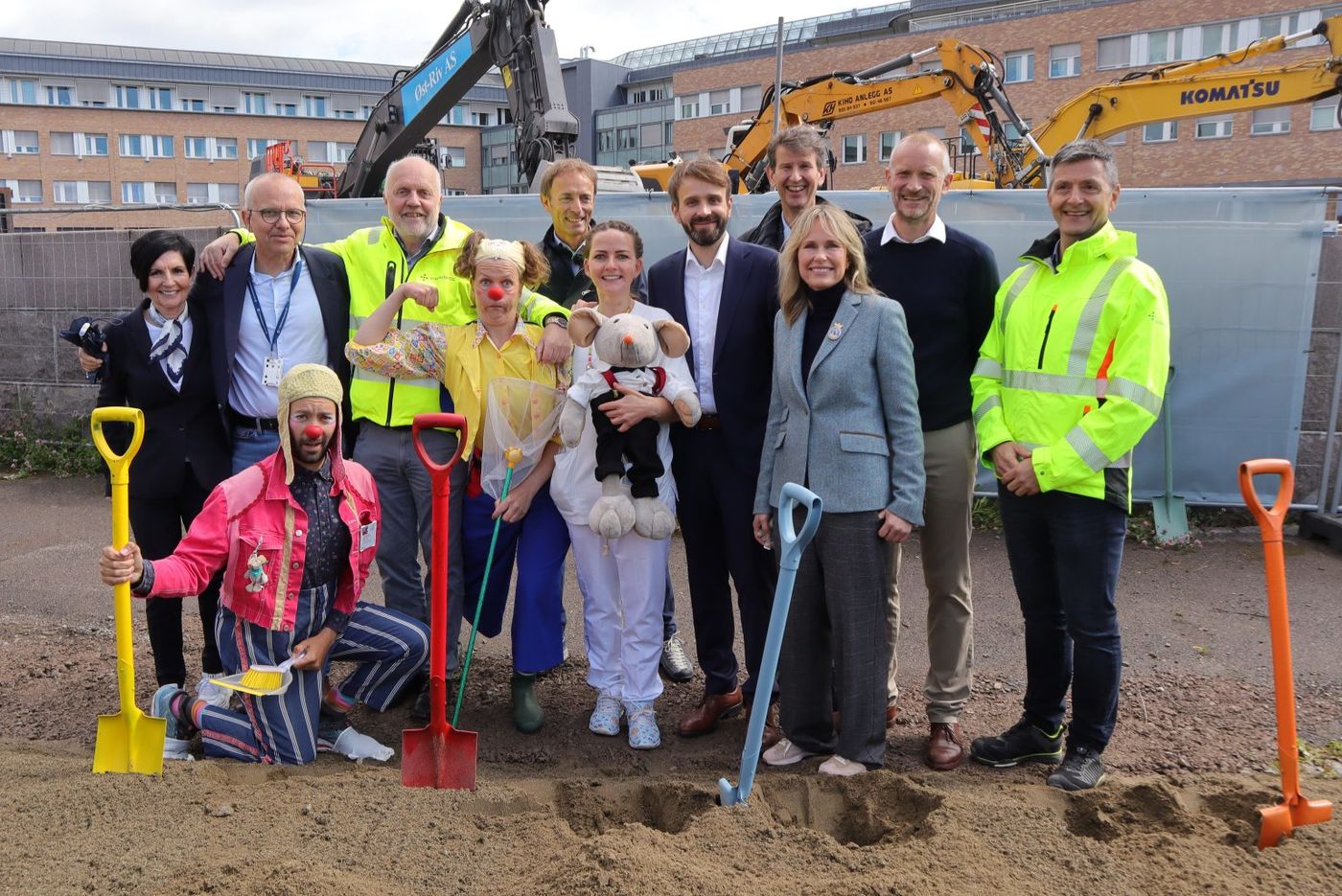 Det nye Rikshospitalet skal nå bygges, og sykehusklovnene fikk være med på det første spadetaket