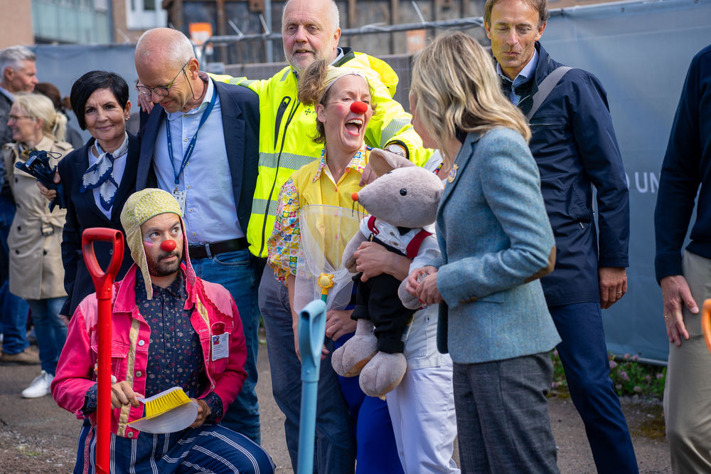 Det nye Rikshospitalet skal nå bygges, og sykehusklovnene fikk være med på det første spadetaket