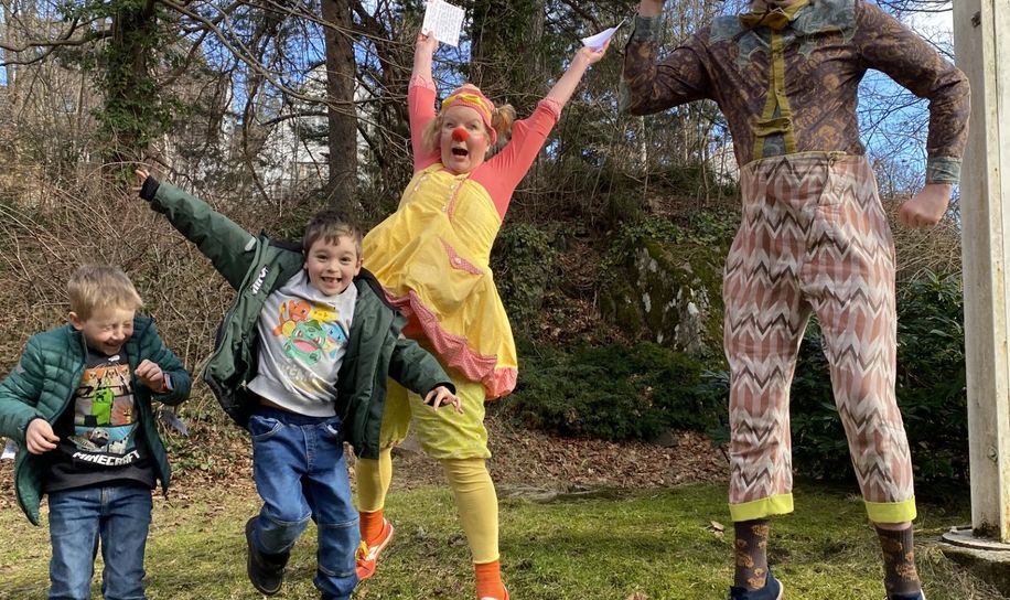 Magnus og Robin i 1.klasse samlet inn penger til Sykehusklovnene
