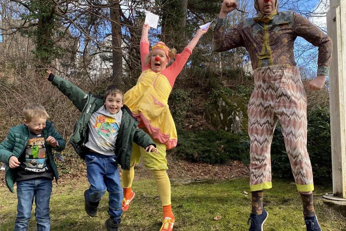 Magnus og Robin i 1.klasse samlet inn penger til Sykehusklovnene