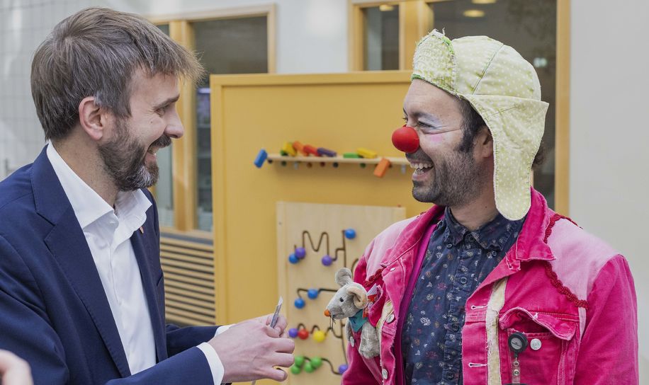 Helse- og omsorgsminister Jan Christian Vestre besøkte Sykehusklovnene på Rikshospitalet – Jeg er imponert!