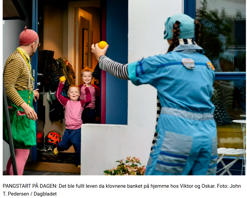 Klovnebesøket gir hele familien et lykkelig avbrekk i hverdagen
