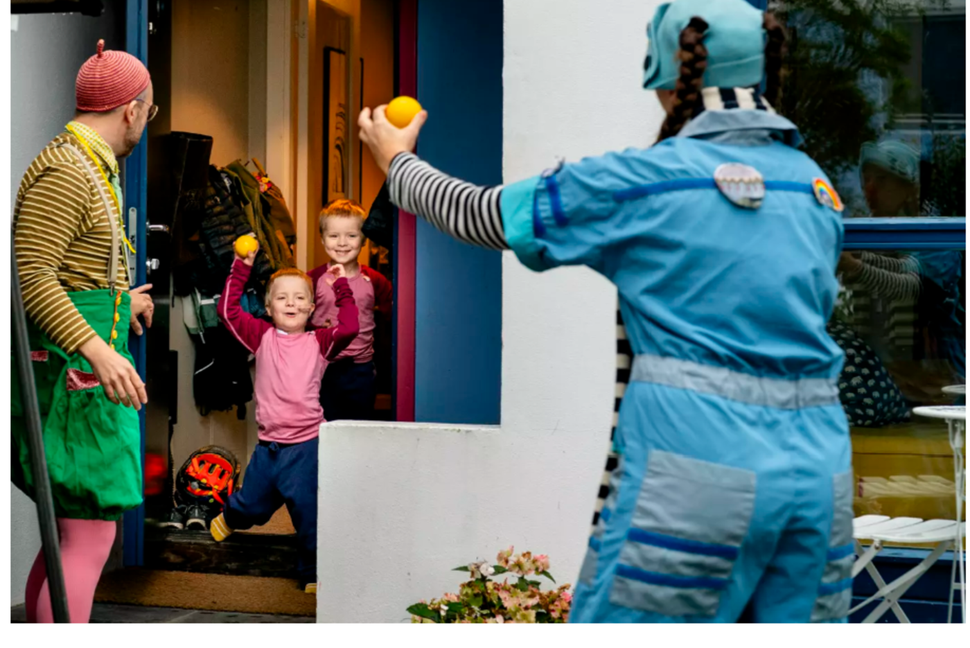 Klovnebesøket gir hele familien et lykkelig avbrekk i hverdagen