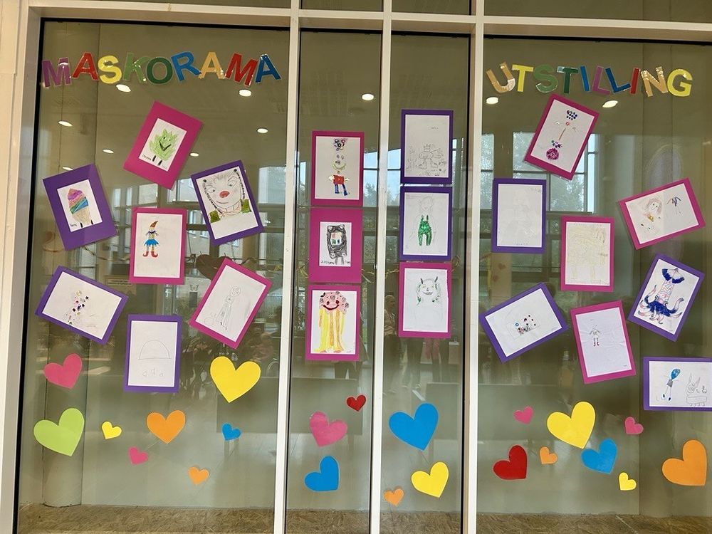 Maskorama-utstilling med barnas fantasitegninger på Rikshospitalet