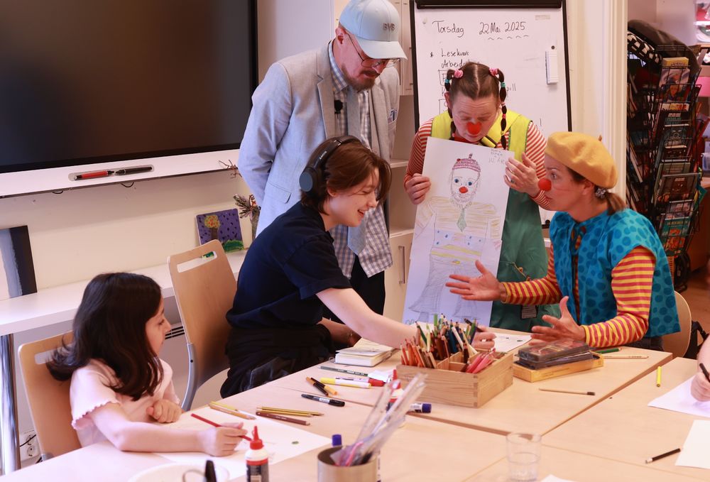 Maskorama-utstilling med barnas fantasitegninger på Rikshospitalet