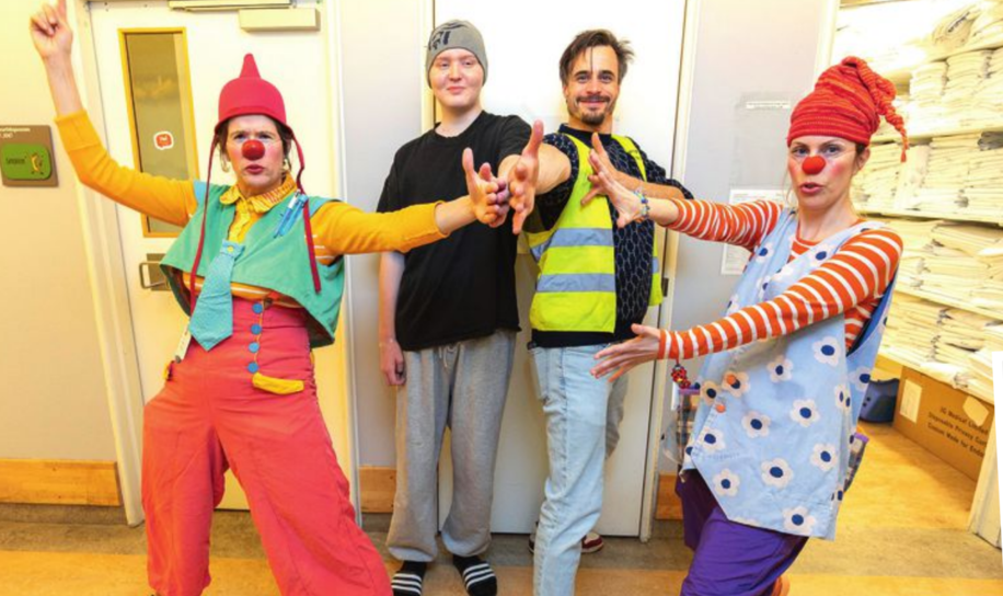 Viggo Venn sprer juleglede med Sykehusklovnene