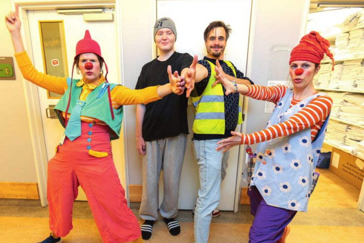 Viggo Venn sprer juleglede med Sykehusklovnene