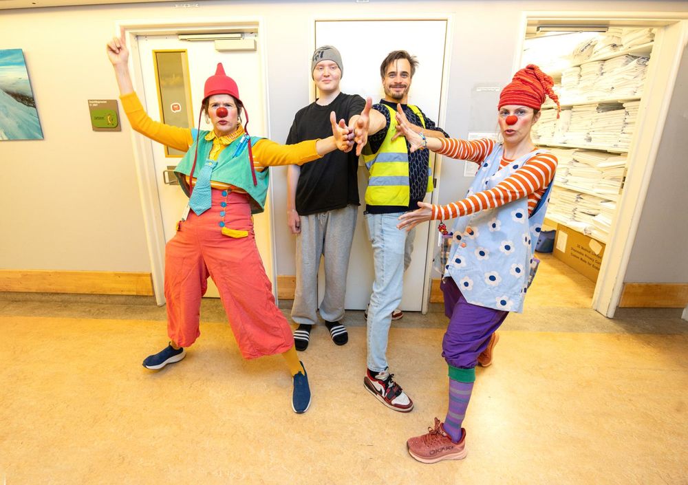 Viggo Venn sprer juleglede med Sykehusklovnene