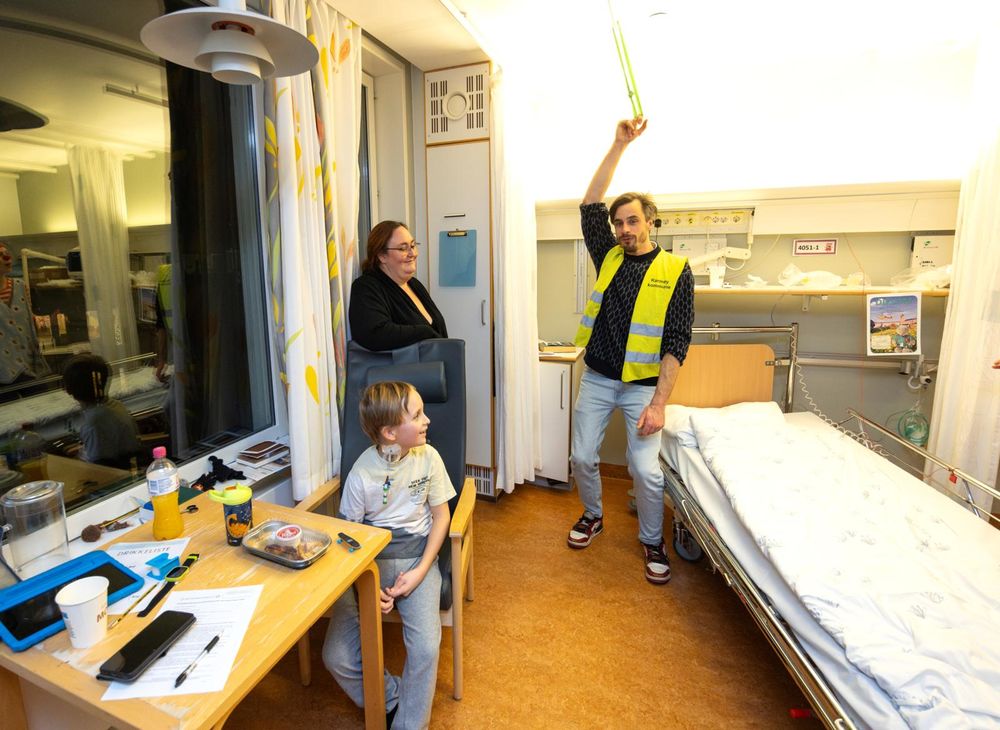 Viggo Venn sprer juleglede med Sykehusklovnene