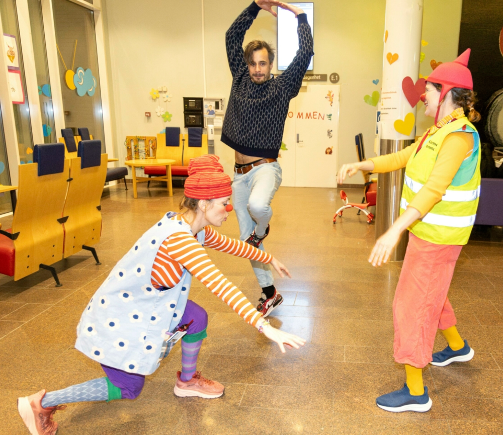 Viggo Venn sprer juleglede med Sykehusklovnene