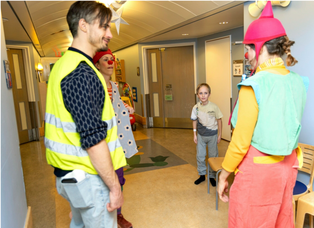 Viggo Venn sprer juleglede med Sykehusklovnene