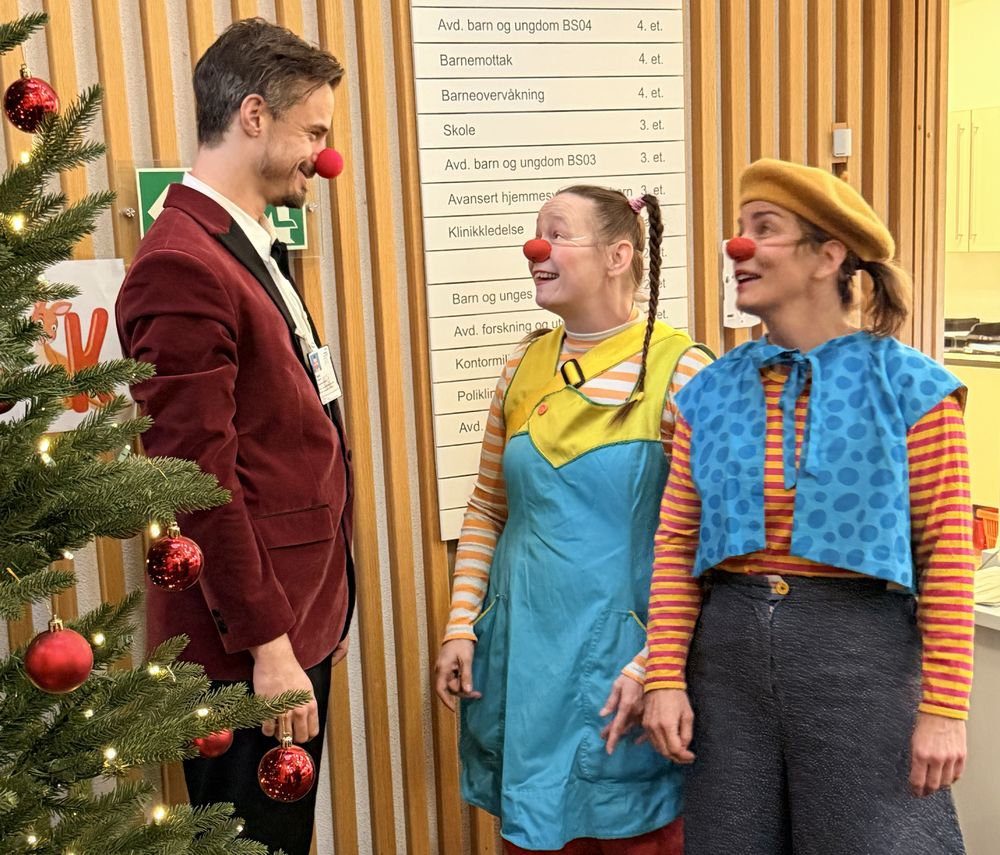 Viggo Venn sprer juleglede med Sykehusklovnene