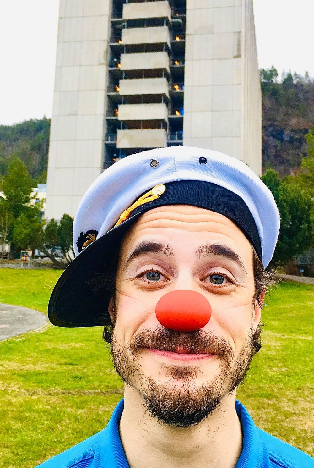 Viggo Venn sprer juleglede med Sykehusklovnene