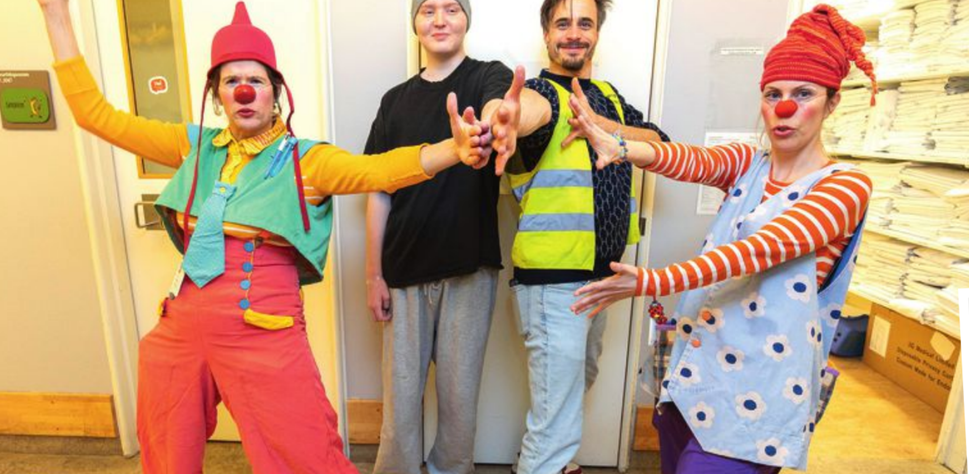 Viggo Venn sprer juleglede med Sykehusklovnene