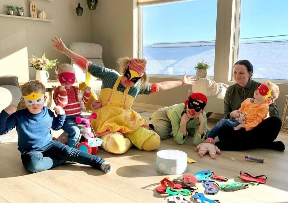 Gjennom barnepalliasjonsprogrammet møter Sykehusklovnene barn og familier hjemme, og skaper rom for lek, samspill og andre måter å være sammen på.