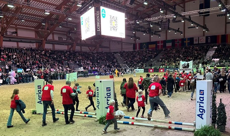 882 barn og unge hoppet for Sykehusklovnene