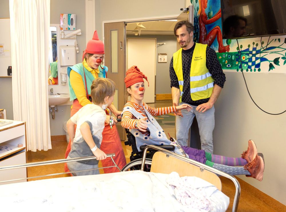 I JULETIDEN: Viggo møtte sykehusklovnene på Rikshospitalet i julen for å spre glede.