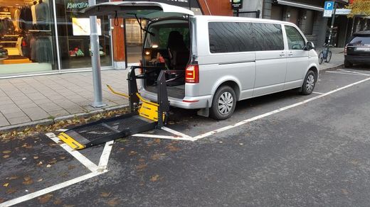 6m p-plass med 1m mellomrom er for lite. Plassene må være minst 8m eller løses ved at HC-parkeringen er siste plassen i en rekke, med åpent areal bak bilen.