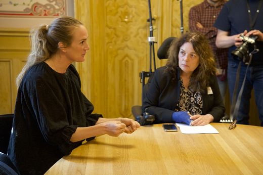 Birgit Skarstein og NHFs nestleder Magnhild Sørbotten møtte politikere på Stortinget og fortalte om vanskelighetene rullestolbrukere møter på flyreiser.
