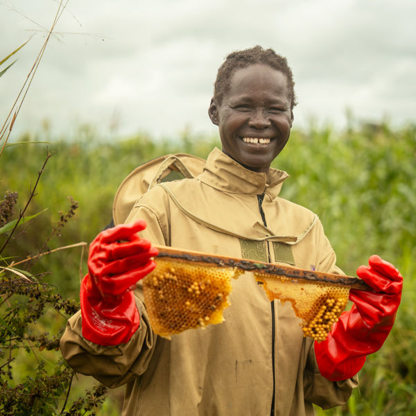 Fra flukt til framtid gjennom birøkt i Uganda