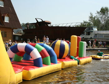 Аренда водного надувного батута — полоса препятствий для праздника в Москве