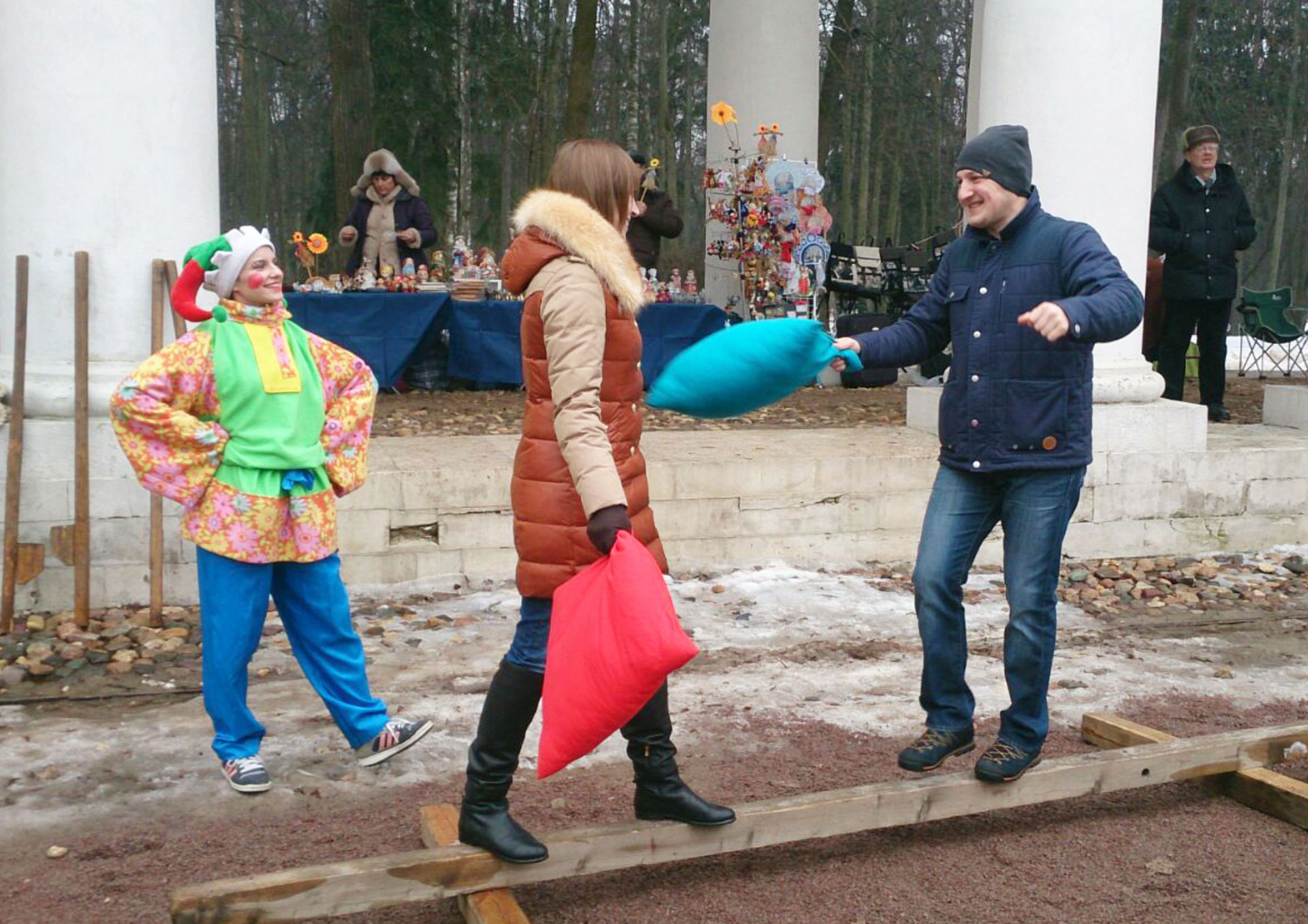 Подушка масленица. Бой мешками на Масленицу. Бой подушками на бревне. Масленица борьба мешками. Битва подушками на бревне на Масленицу.