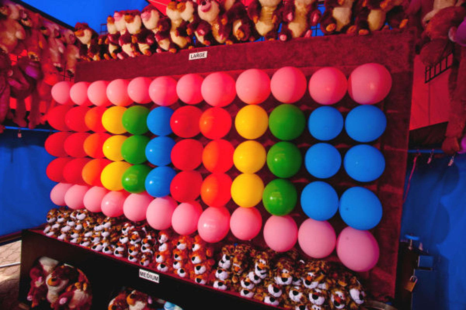 Шарики развлечения. Аттракцион шарики Лопарики. Дартс с воздушными шарами. Тир с шариками. Дартс с шариками воздушными.